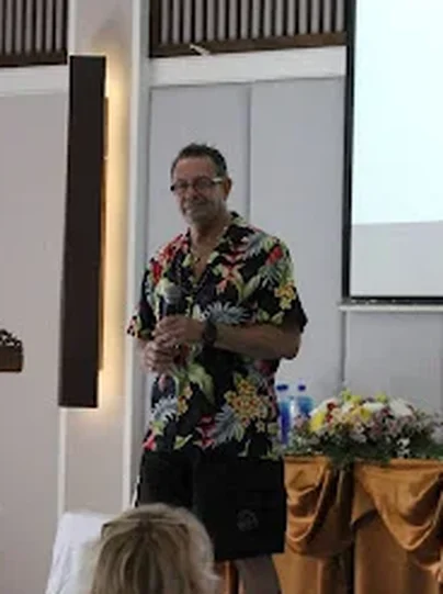 Jean-Luc Noé, micro en main, pendant un séminaire.